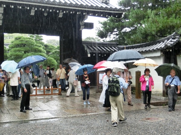 4291-13.9.8大雨のなか　閑院宮門をスタートＡ.jpg